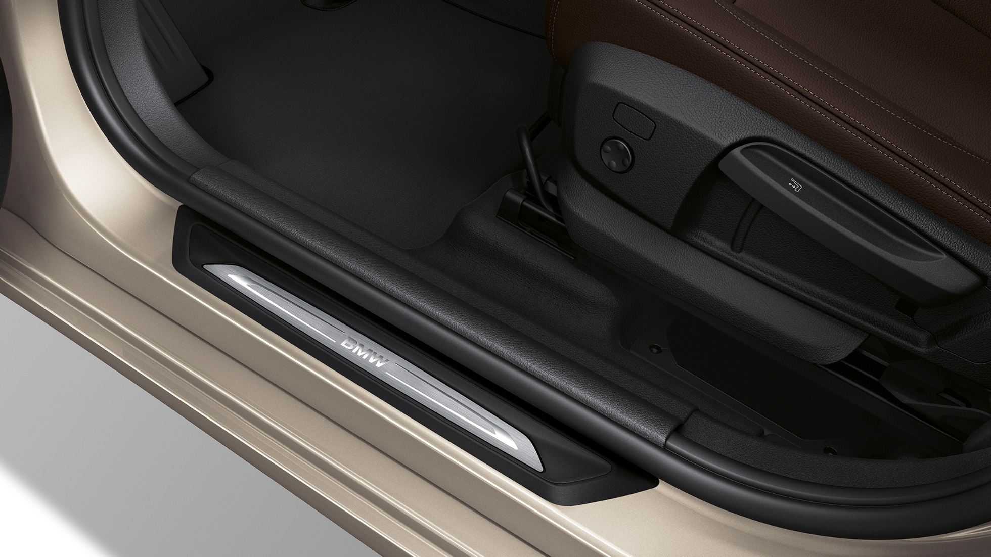 Door sill finishers BMW 2 Series Gran Tourer 218d xDrive Model Luxury Line F46 2018 Jucaro Beige metallic close-up view 